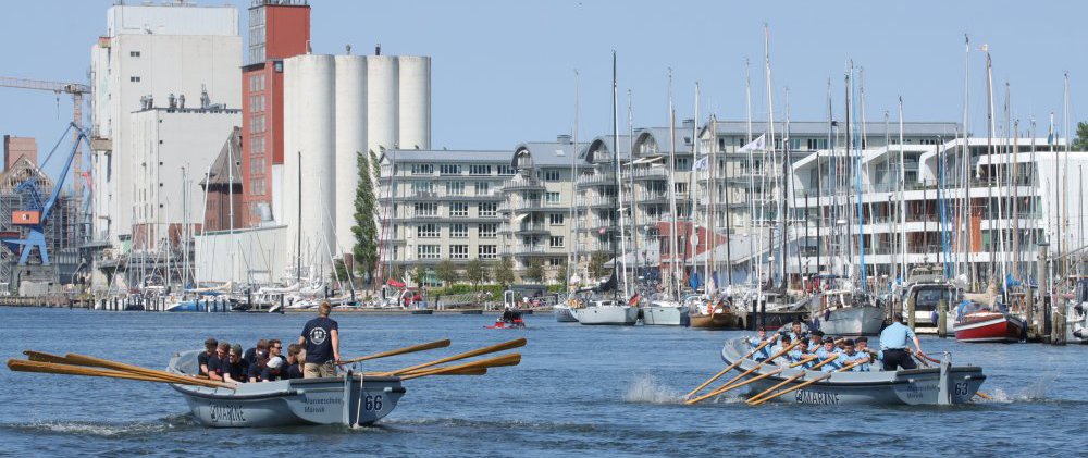 Am Flensburger Hafen pullen zwei Mannschaften in Kuttern um die Wette.
