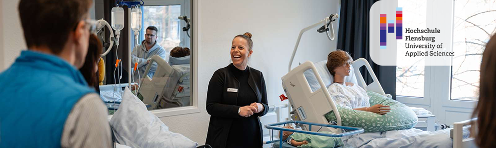 Mehrere Menschen stehen im HealthLab der Hochschule Flensburg und unterhalten sich angeregt.