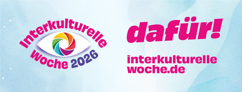 Grafik: Auge mit einer bunten Iris, drumherum Text: Interkulturelle Woche 2026