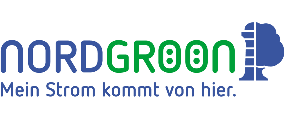 Logo: Blau-grüner Schriftzug "Nordgröön" in Großbuchstaben, darunter in blau "Mein Strom kommt von hier.", daneben ein blauer Baum.