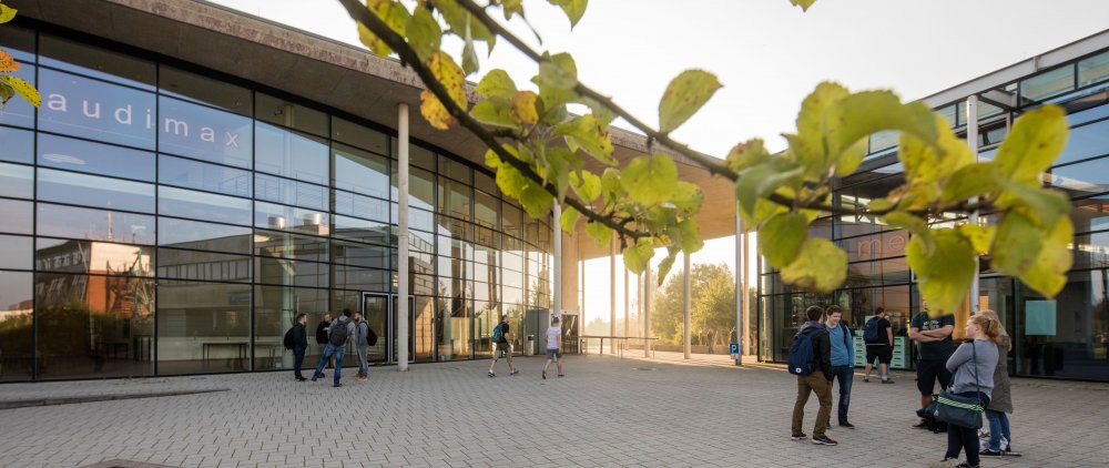 Studierende vor dem audimax