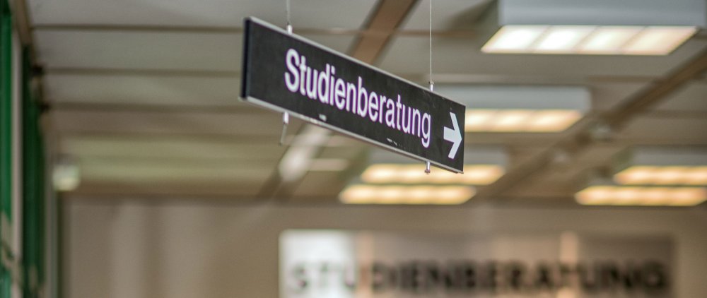 Schild mit Schriftzug "Studienberatung"