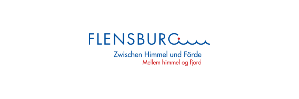 Logo: oben "Flensburg", das G läuft wellenförmig aus. Darunter "Zwischen Himmel und Förde" in Deutsch und Dänisch.