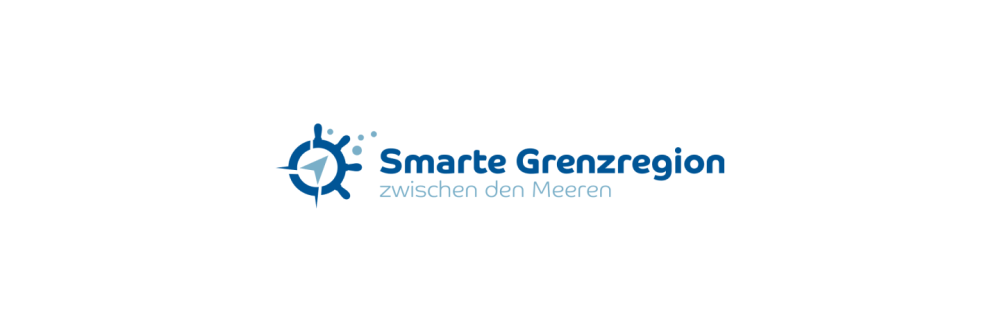 Logo: Links ein angedeuteter Kompass, daneben: "Smarte Grenzregion" und kleiner: "zwischen den Meeren"