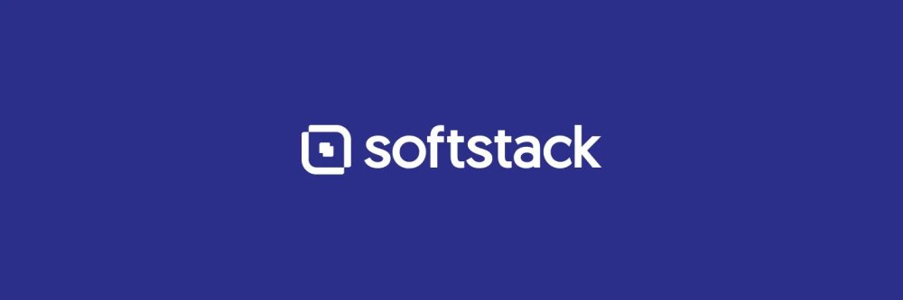 Blauer Hintergrund mit weißem Logo: Softstack