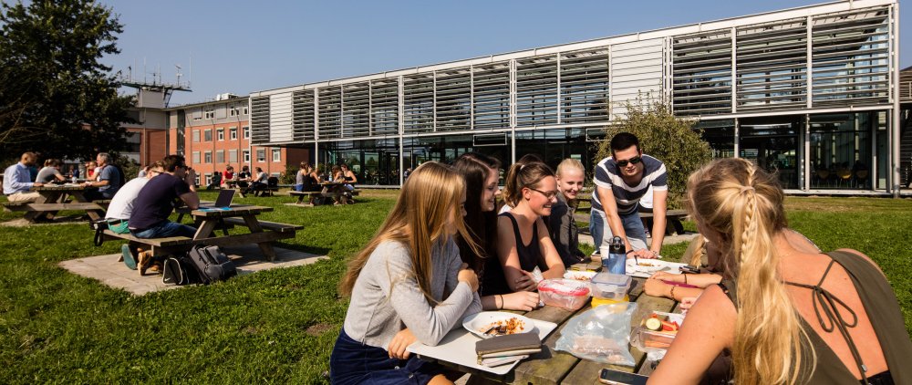 Studentin wird am InfoPoint beraten.