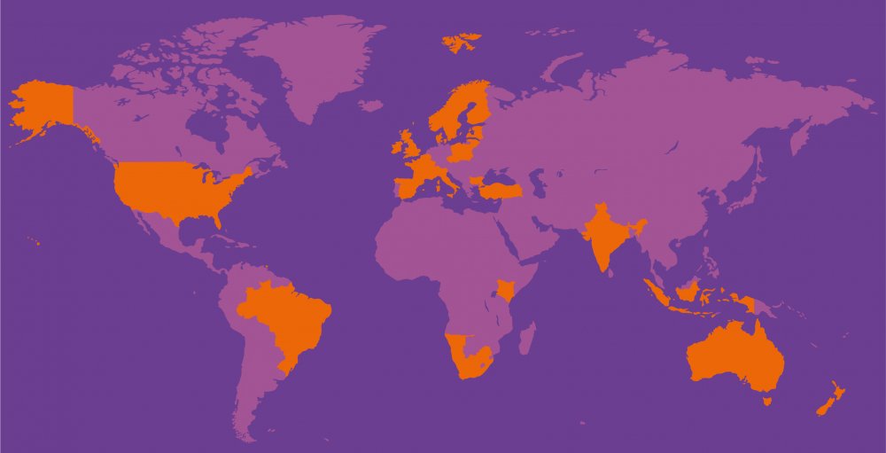 Weltkarte in den Hochschulefarben lila und orange, die Länder, in denen die Hochschuke Partnerschaften hat, sind orange eingefärbt, der Rest der Karte in zwei Lila-Tönen.