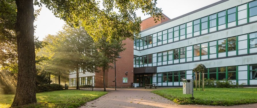 Das C-Gebäude der Hochschule Flensburg in der Morgensonne.