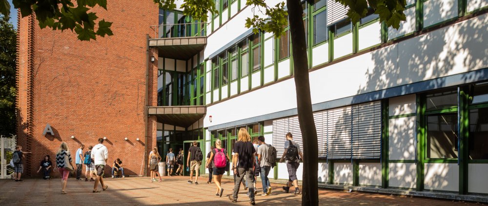 Studierende auf dem Weg in eines der Hochschulgebäude.