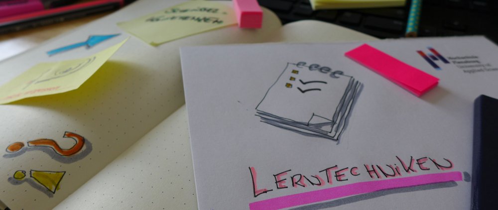 Schreibunterlage mit Post Its und Notizen.