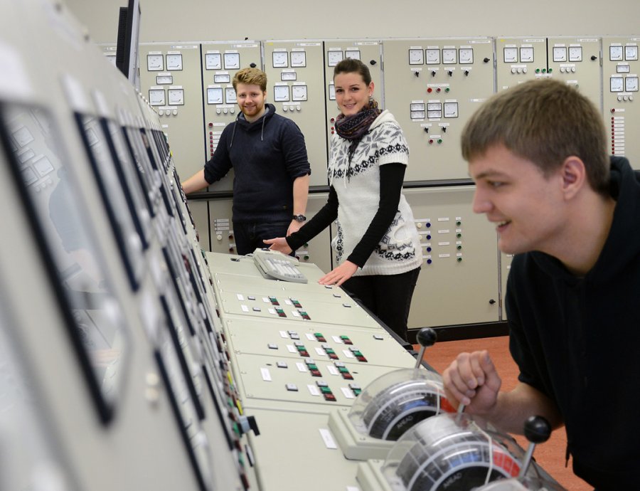 Schiffstechnikstudentin im Schiffsmaschinensimulator