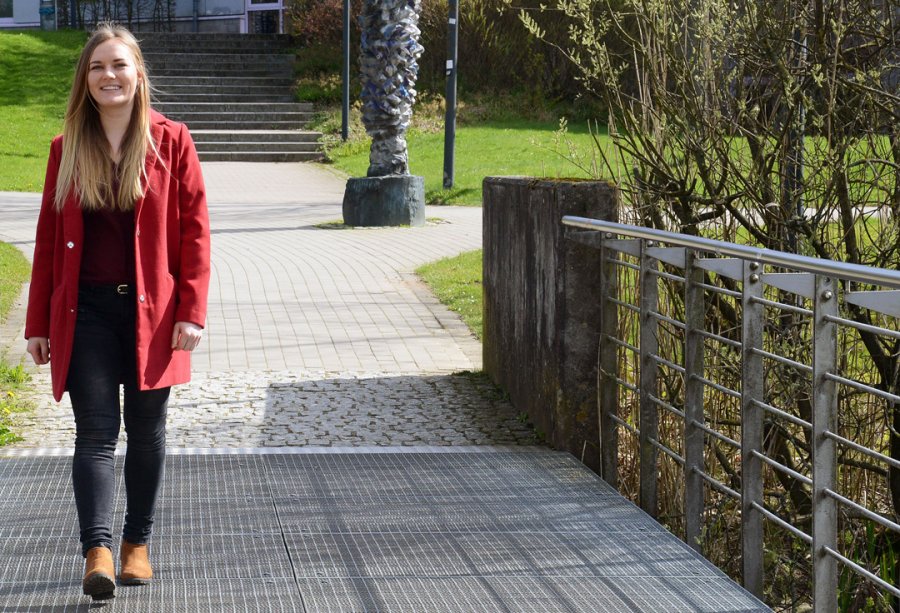 IFK-Studentin auf dem Campus