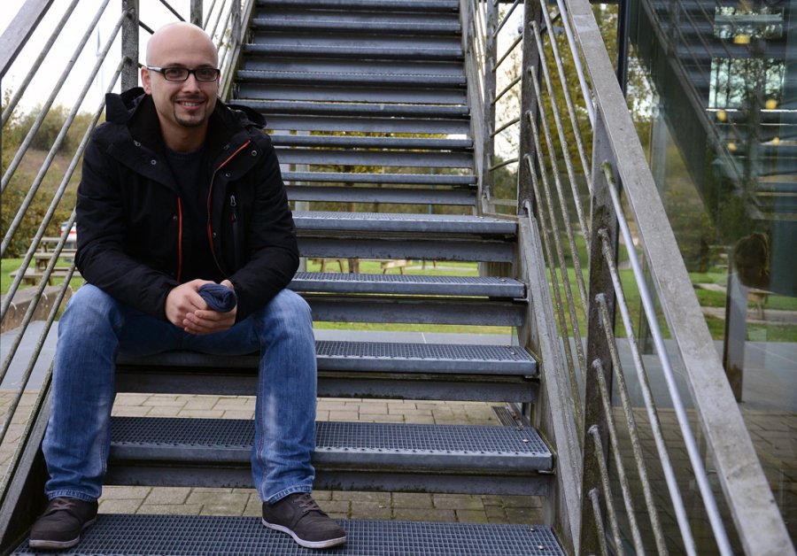 Energiewissenschaften-Student auf der Treppe an der Mensa.