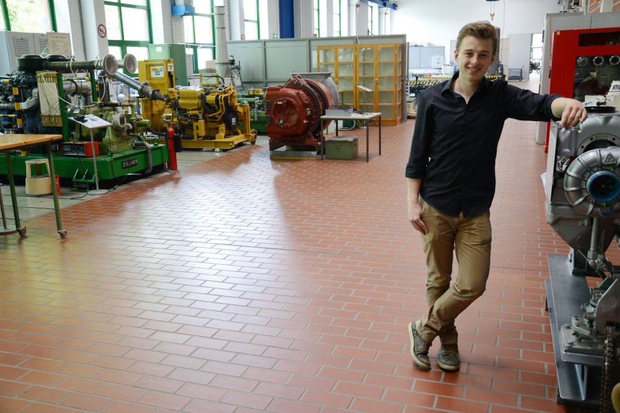 Student in der Maschinenhalle