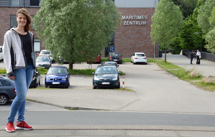 Studentin vor dem Maritimen Zentrum