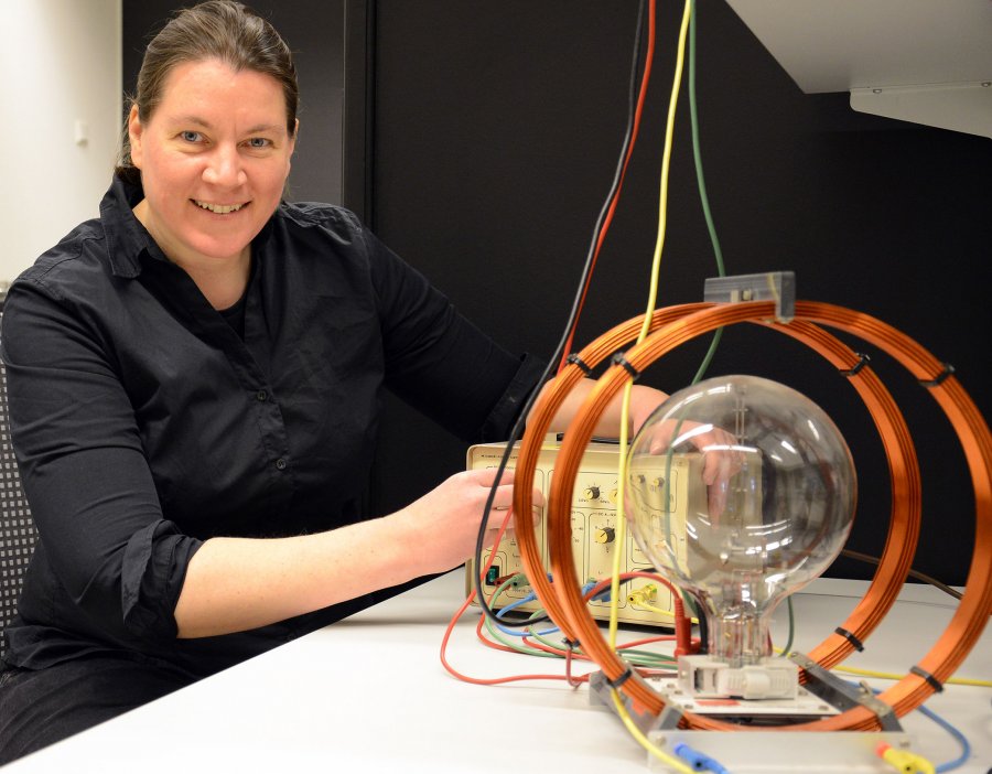 Anja Vest an einem physikalischen Versuchsaufbau.