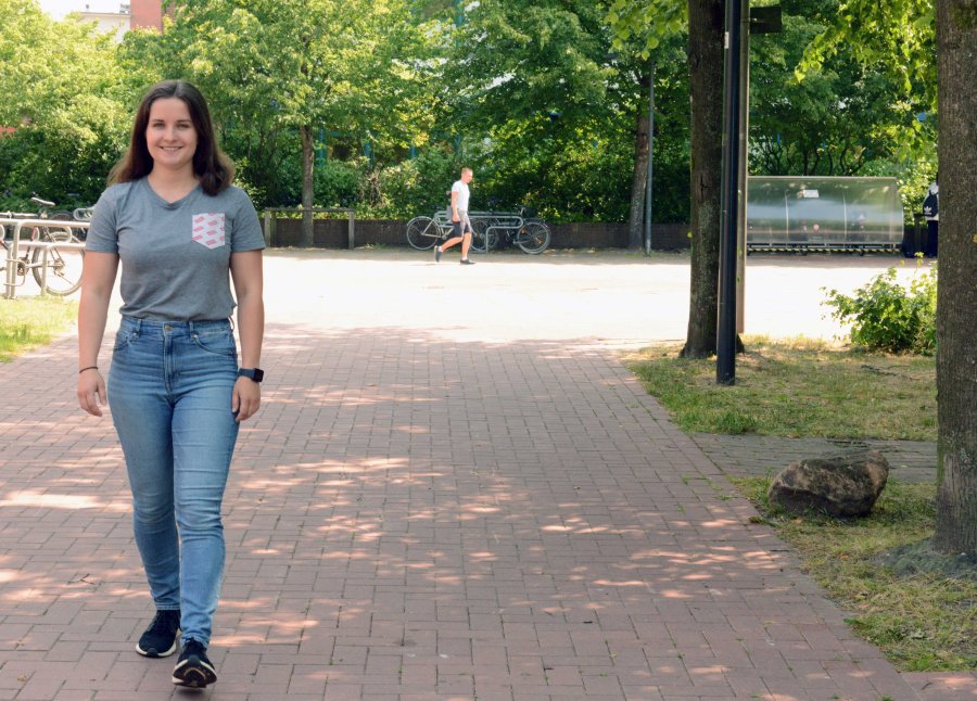 Sophie auf dem grünen Campus der Hochschule Flensburg