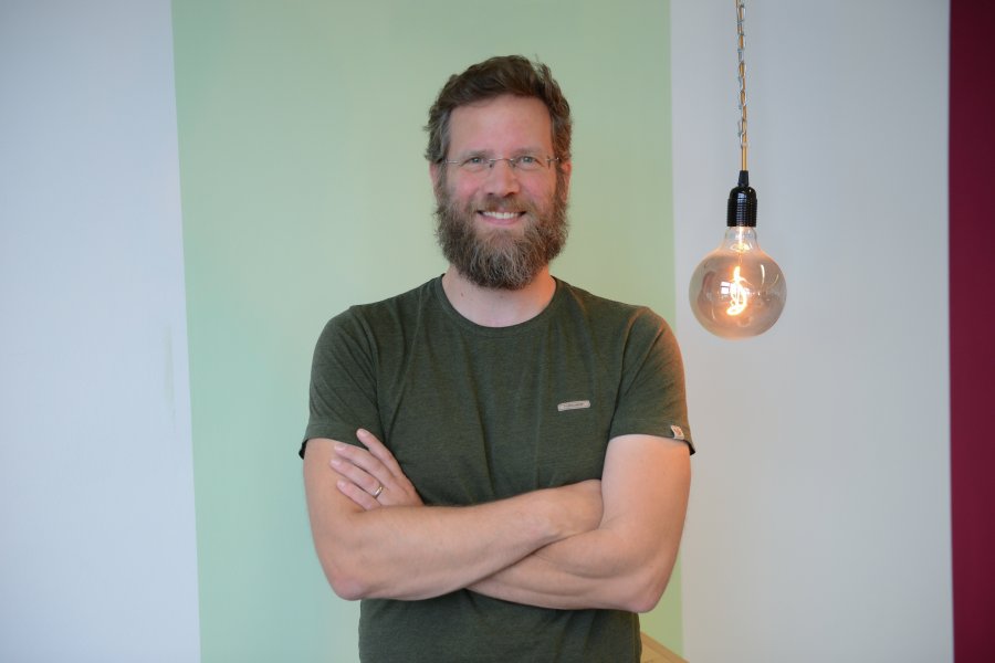 Torben Wallbaum mit verschränkten Armen