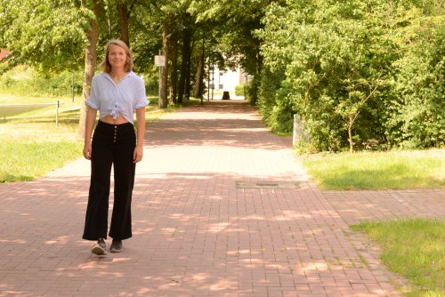 Sonja läuft über den Campus der Hochschule Flensburg.