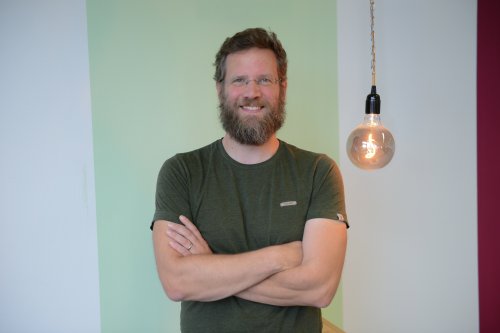 Torben Wallbaum mit verschränkten Armen