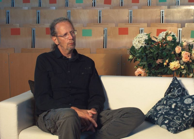 Torsten Steffen in Interviewsituation. Er sitzt auf einem weißen Sofa.