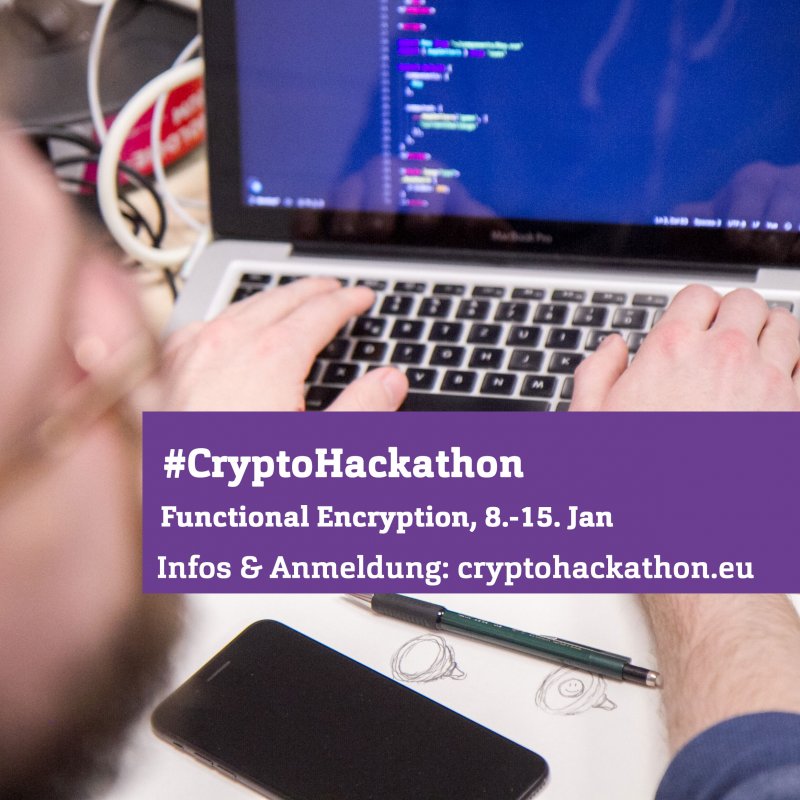 Mann arbeitet an Laptop, das Bild blickt ihm über die Schulter. In der Mitte ein lila Rechteck mit weißer Schrift (Titel und Infos zum Hackathon).