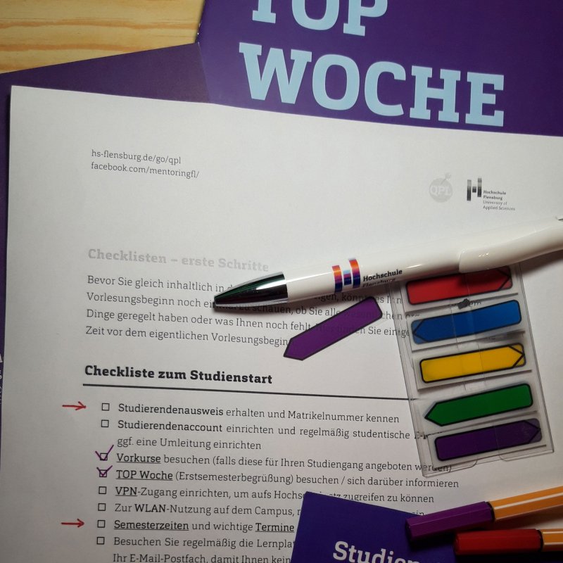 Eine ausgedruckte Liste, darauf Stifte und Post Its.