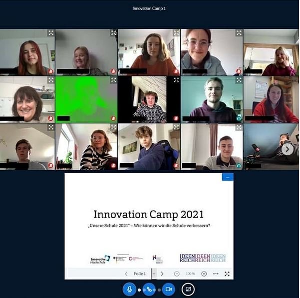 Screenshot einer Videokonferenz: Kacheln mit verschiedenen Menschen, unten eine geteilte Folie "Innovation Camp".
