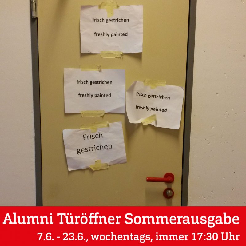 Eine verschlossene Tür mit mehreren Zetteln daran, auf denen "frisch gestrichen" in Deutsch und Englisch steht. Darunter ein roter Balken mit Namen und Daten der Veranstaltung