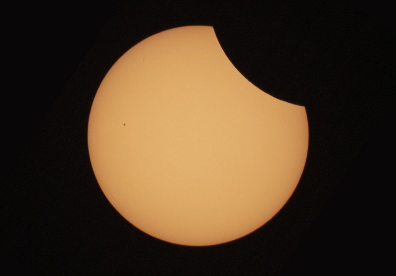 Bild einer partielle Sonnenfinsternis: Der Mond verdeckt den oberen rechten Teil der Sonne.