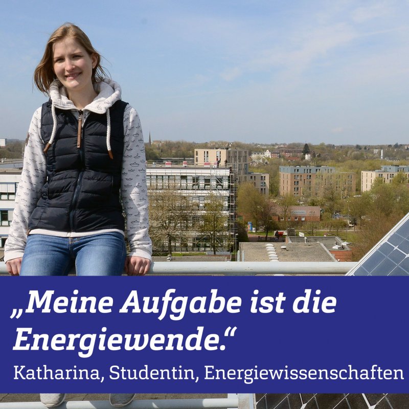 Studentin sitzt auf einem Geländer, hinter ihr vder Campus, vor ihr eine Solarzelle. In einer blauen Box ein Zitat und Infos zu ihr und ihrem Studiengang.