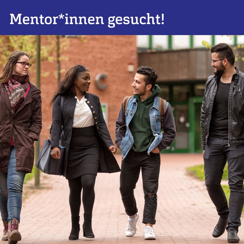 Vier Studierende laufen im Gespräch über den Campus. Oben eine dunkelblaue Boc mit weißer Schrift: Mentor*innen gesucht!