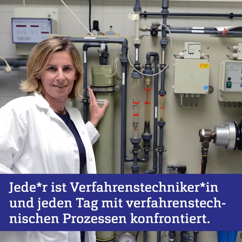 Dozentin im Laborkittel im Labor, unten ein blauer Balken mit eine Zitat in weißer Schrift.