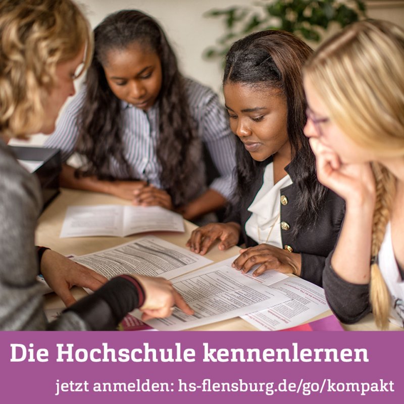 Studentinnen und Mitarbeiterin über Unterlagen gebeugt, darunter ein lila Balken mit Infos in weißer Schrift.
