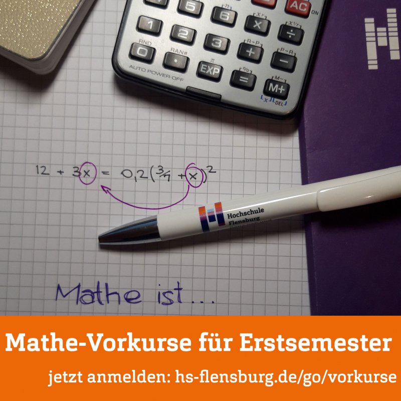 Bildausschnitt: Taschenrechner, Stift und andere Utensilien auf kariertem Papier. Unten ein oranger Balken mit Infos in weißer Schrift.