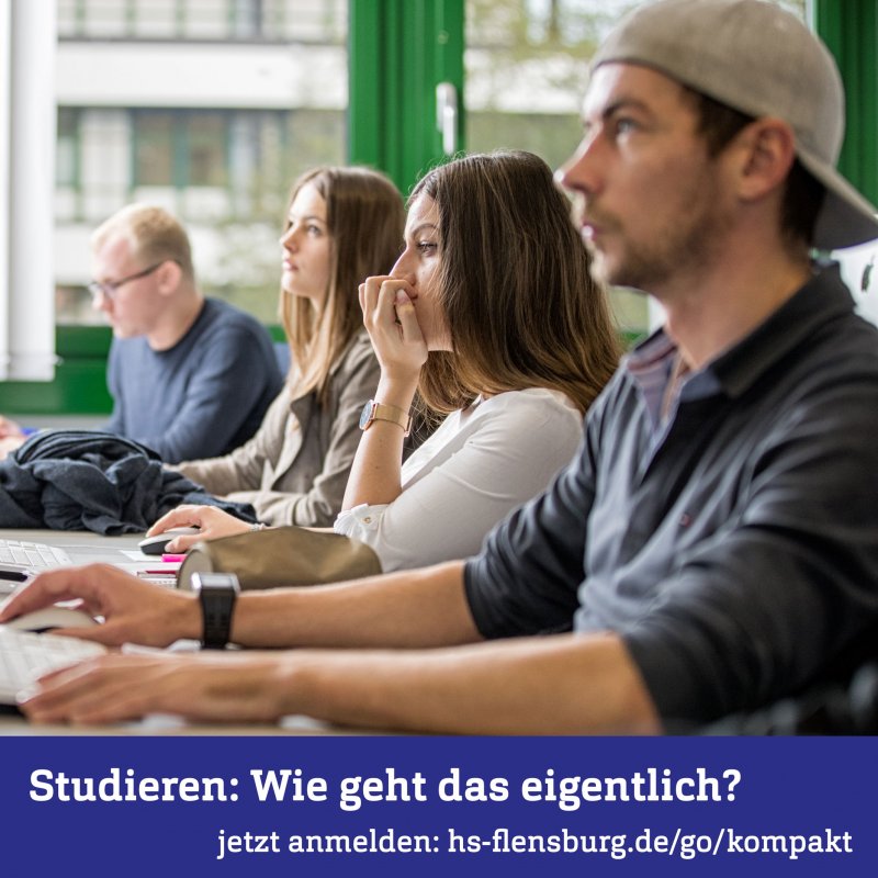 Eine Reihe von jungen Menschen, die auf etwas vor ihnen gucken. Unten ein dunkelblauer Balken mit Infos in weißer Schrift.