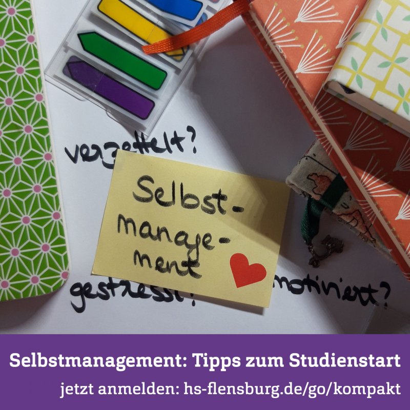 Bildausschnitt: Notizbücher und verschiedene Post Its, auf einem steht "Selbstmanagement". Unten lila Balken mit Infos in weißer Schrift.