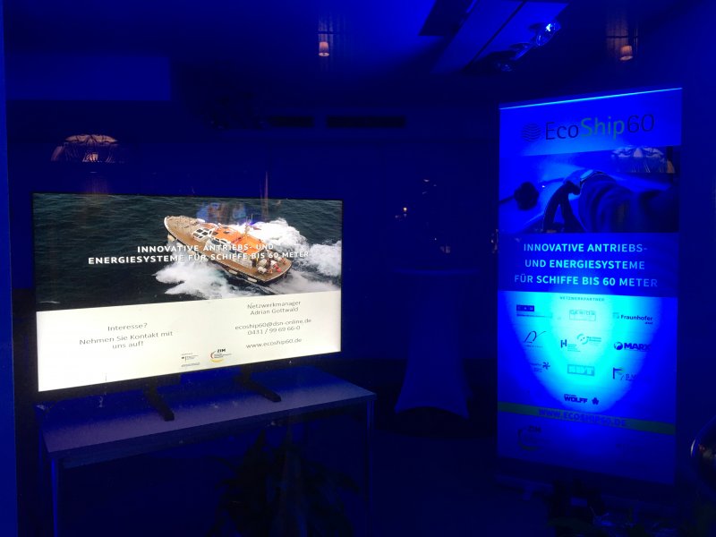 Blick in den in der Nacht blau beleuchteten Ausstellungsraum.