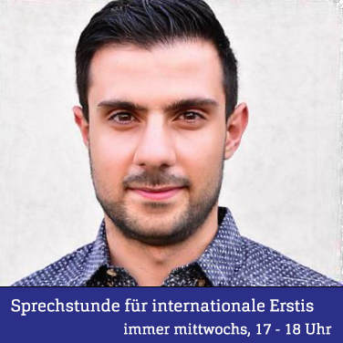 Bild von Student Mahmoud, unten ein blauer Balken mit Infos in weißer Schrift.