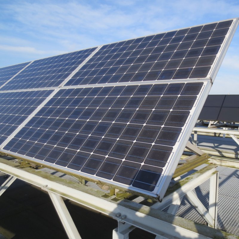 Solarmodul auf einem Flachdach.