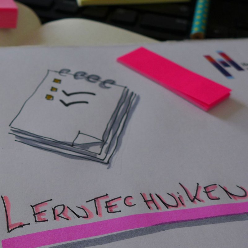 Schreibunterlage mit Post Its und Notizen.