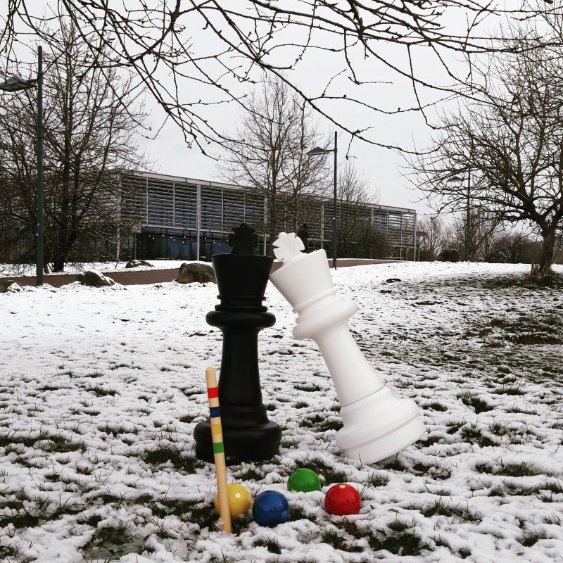 Spielfiguren im Schnee