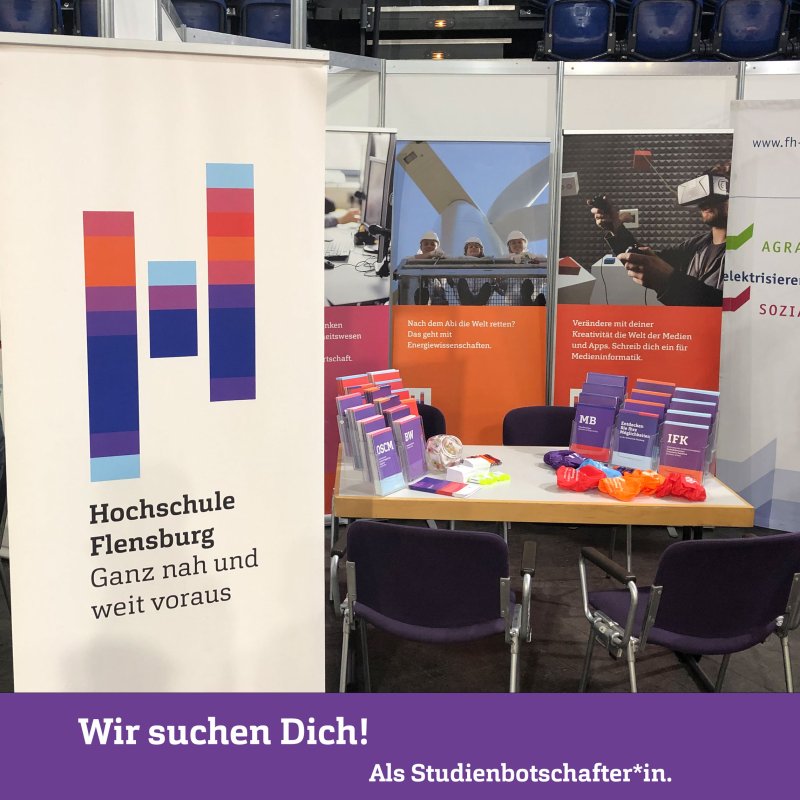 Leerer Messestand mit Roll Ups und Aufstellern in Hochschul-Look.