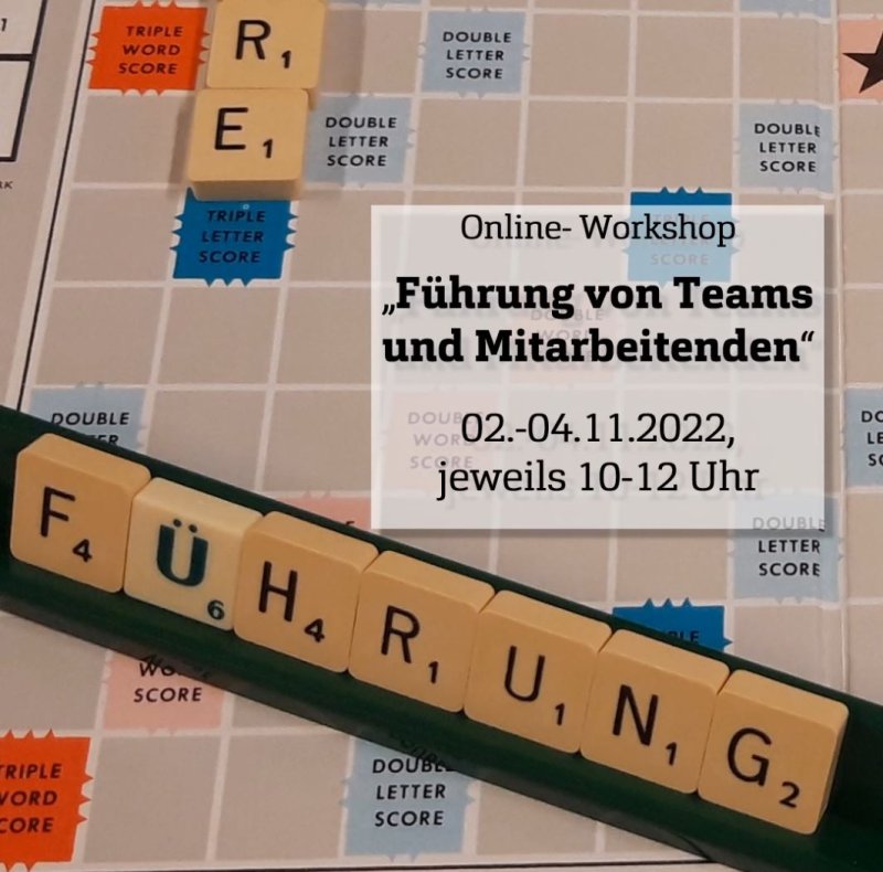 Ein Scrabble-Brett, darauf ein Teile-Halter, auf dem das Wort "Führung" gelegt ist.