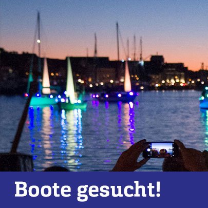Grafik: Bild von Lichtinstallation: beleuchtete Schiffe auf dem Wasser. Unten ein blauer Kasten mit weißer Schrift: Boote gesucht.