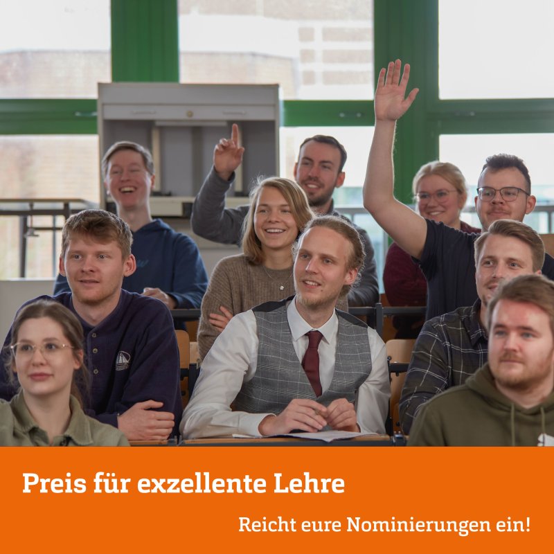 Gruppe von Studierenden im Hörsaal: Alle schauen nach vorn, einige melden sich, andere lachen. Darunter eine orange Box mit weißer Schrift.