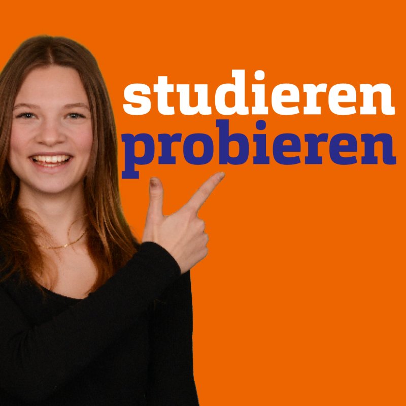 Eine junge Frau lächelt offen und zeigt auf den Schriftzug "studieren probieren", der Hintergrund ist einfarbig kanllorange.