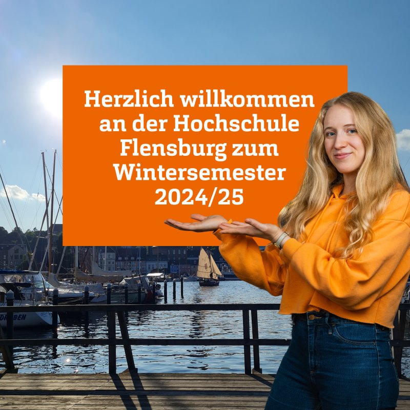 Foto vom Flensburger Hafen im strahlenden Sonnenschein. Eine junge Frau im leuchtend roten Pulli streckt die Hände aus, sie "hält" ein orangenes Farbfeld mit der Aufschrift "Herzlich Willkommen an der Hochschule Flensburg zum Wintersemester 2024/25".