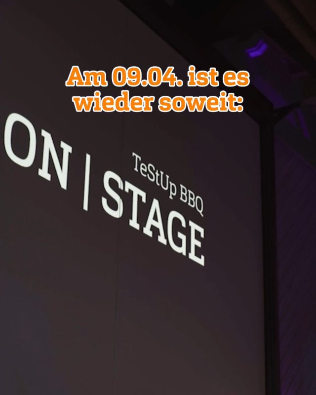 Projektion in einem dunklen Raum: TeStUp BBQ On Stage, darüber orangener Text: Am 09.04. ist es wieder soweit:.