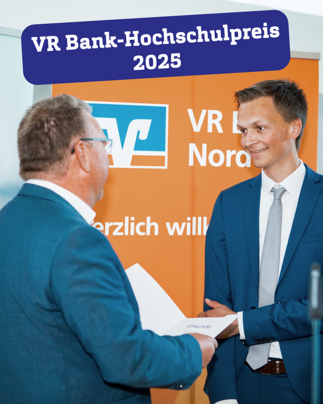 Ein junger und ein älterer Mann, beide in blauen Anzügen, stehen vor einem Roll-Up mit dem Logo der VR Bank Nord eG und schütteln sich die Hände. Der ältere Mann überreicht dem jüngeren eine Urkunde.